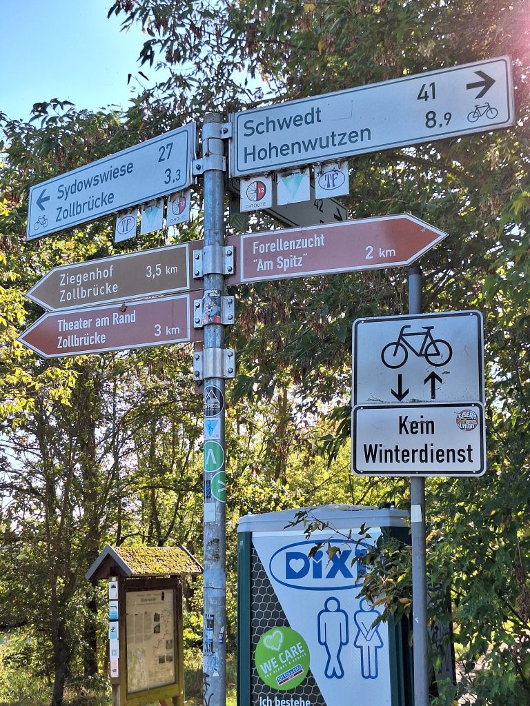 Drogowskaz rowerowy po niemieckiej stronie