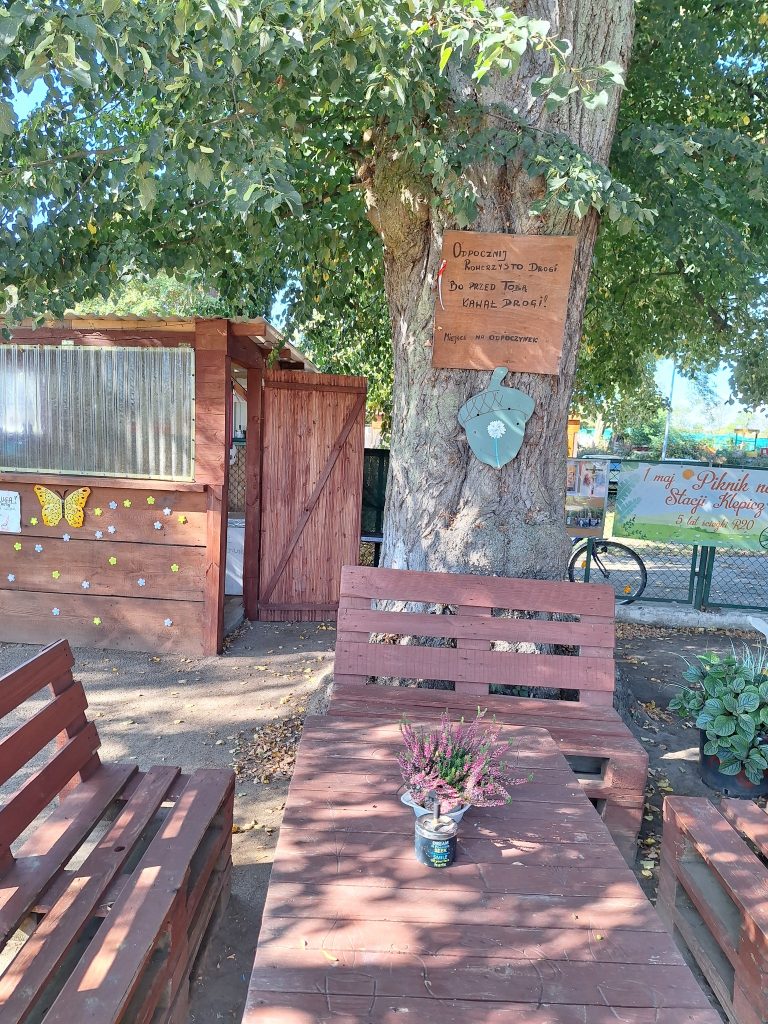 Na stacji są przygotowane miejsca do siedzenia